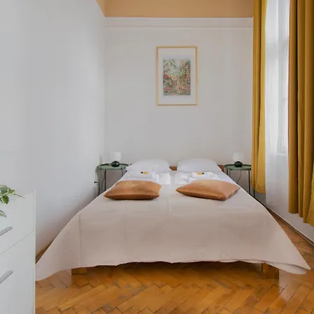 Upscale Apartments - Ac In Rooms, Ensuite Bathrooms, Lift - 8 Mins To Main Square Apartment