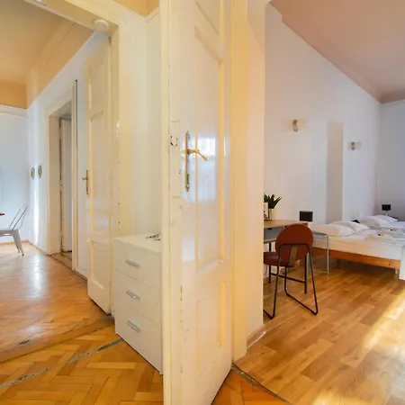 Upscale Apartments - Ac In Rooms, Ensuite Bathrooms, Lift - 8 Mins To Main Square * Krakow