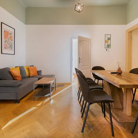 Upscale Apartments - Ac In Rooms, Ensuite Bathrooms, Lift - 8 Mins To Main Square *