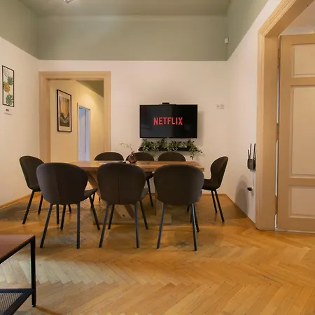 Upscale Apartments - Ac In Rooms, Ensuite Bathrooms, Lift - 8 Mins To Main Square