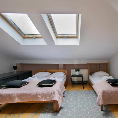 Upscale Apartments - Ac In Rooms, Ensuite Bathrooms, Lift - 8 Mins To Main Square *