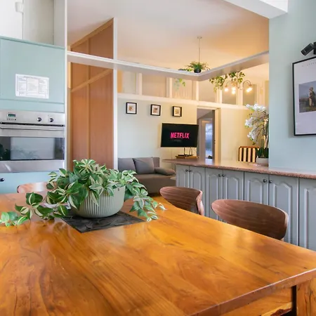 Upscale Apartments - Ac In Rooms, Ensuite Bathrooms, Lift - 8 Mins To Main Square Apartment