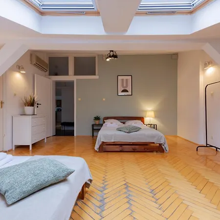 Upscale Apartments - Ac In Rooms, Ensuite Bathrooms, Lift - 8 Mins To Main Square *