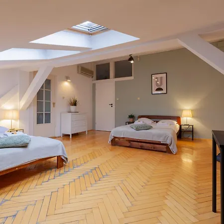 Upscale Apartments - Ac In Rooms, Ensuite Bathrooms, Lift - 8 Mins To Main Square Apartment