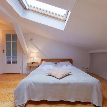 Upscale Apartments - Ac In Rooms, Ensuite Bathrooms, Lift - 8 Mins To Main Square *