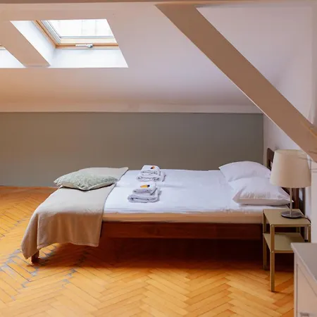 Upscale Apartments - Ac In Rooms, Ensuite Bathrooms, Lift - 8 Mins To Main Square