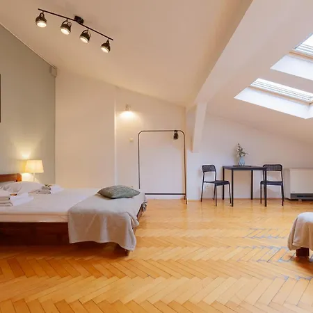 Upscale Apartments - Ac In Rooms, Ensuite Bathrooms, Lift - 8 Mins To Main Square