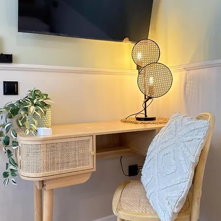 Upscale Apartments - Ac In Rooms, Ensuite Bathrooms, Lift - 8 Mins To Main Square Apartment *