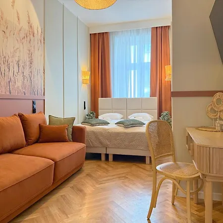Upscale Apartments - Ac In Rooms, Ensuite Bathrooms, Lift - 8 Mins To Main Square *