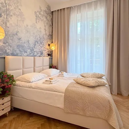 Upscale Apartments - Ac In Rooms, Ensuite Bathrooms, Lift - 8 Mins To Main Square Apartment *