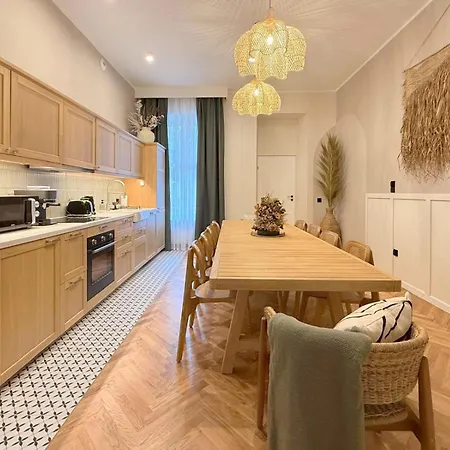 Upscale Apartments - Ac In Rooms, Ensuite Bathrooms, Lift - 8 Mins To Main Square