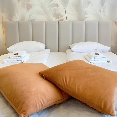 Upscale Apartments - Ac In Rooms, Ensuite Bathrooms, Lift - 8 Mins To Main Square