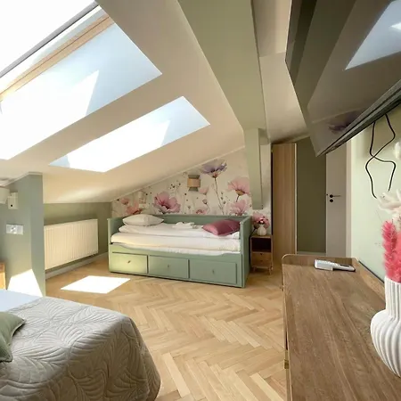 Upscale Apartments - Ac In Rooms, Ensuite Bathrooms, Lift - 8 Mins To Main Square Apartment *
