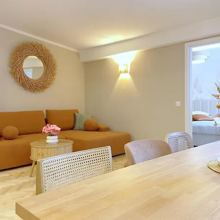 Upscale Apartments - Ac In Rooms, Ensuite Bathrooms, Lift - 8 Mins To Main Square Apartment Krakow