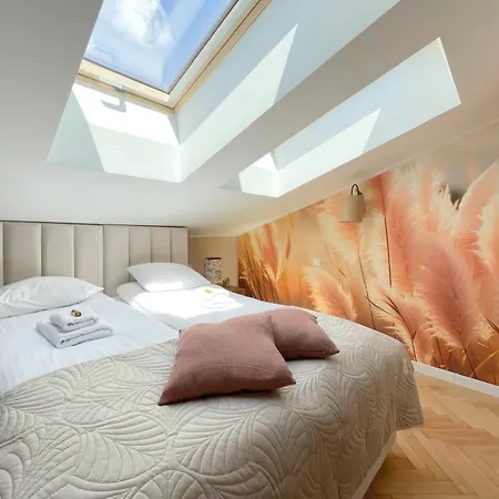 Upscale Apartments - Ac In Rooms, Ensuite Bathrooms, Lift - 8 Mins To Main Square