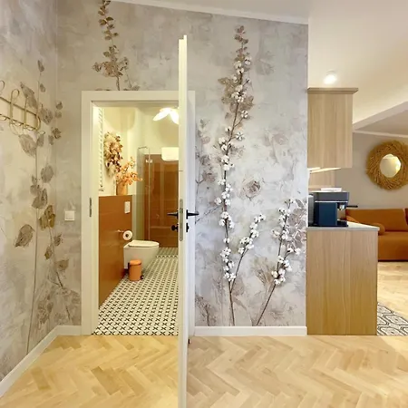 Upscale Apartments - Ac In Rooms, Ensuite Bathrooms, Lift - 8 Mins To Main Square Apartment