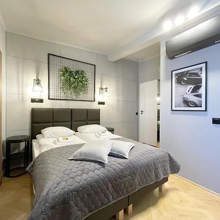 Upscale Apartments - Ac In Rooms, Ensuite Bathrooms, Lift - 8 Mins To Main Square
