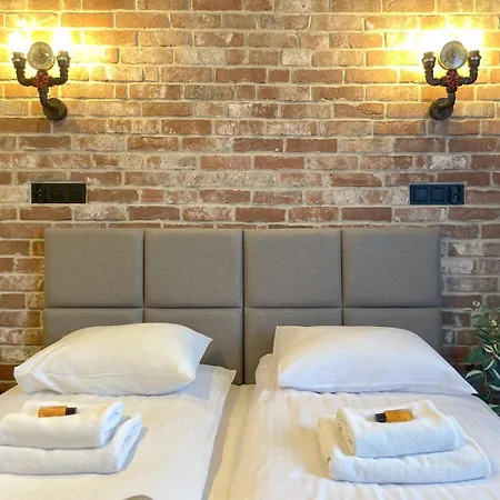 Upscale Apartments - Ac In Rooms, Ensuite Bathrooms, Lift - 8 Mins To Main Square *