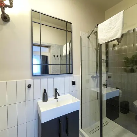 Upscale Apartments - Ac In Rooms, Ensuite Bathrooms, Lift - 8 Mins To Main Square *