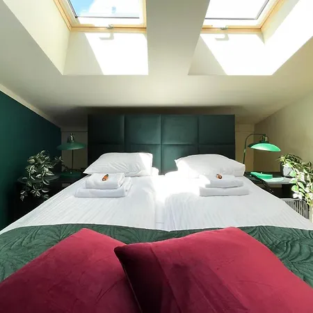 Upscale Apartments - Ac In Rooms, Ensuite Bathrooms, Lift - 8 Mins To Main Square Apartment