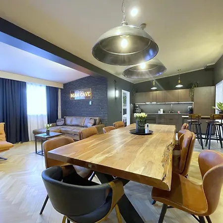 Upscale Apartments - Ac In Rooms, Ensuite Bathrooms, Lift - 8 Mins To Main Square *