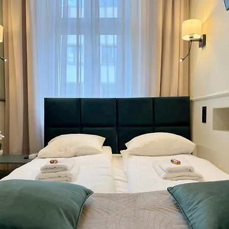 Upscale - Ac In Rooms, Ensuite Bathrooms, Lift - 8 Mins To Main Square Apartment *