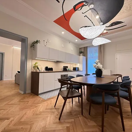 Upscale - Ac In Rooms, Ensuite Bathrooms, Lift - 8 Mins To Main Square Apartment *