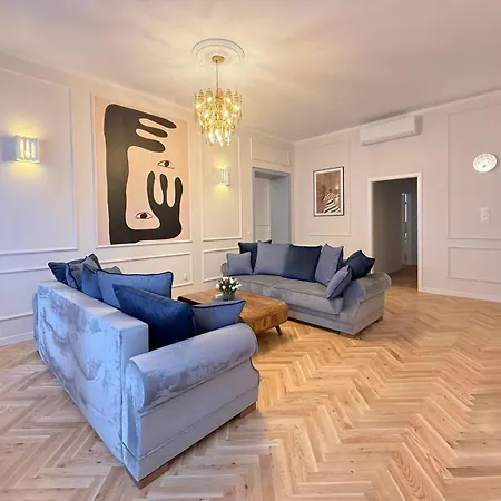 Apartment Upscale - Ac In Rooms, Ensuite Bathrooms, Lift - 8 Mins To Main Square